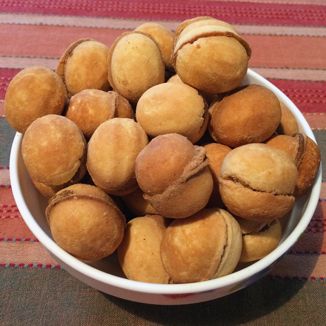 Oreshki cookies filled with boiled sweetened condensed milk (dulce de leche).